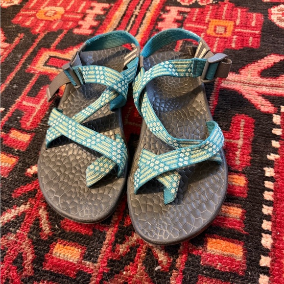 Chaco sandals with daisy print and toe strap - Picture 2 of 5